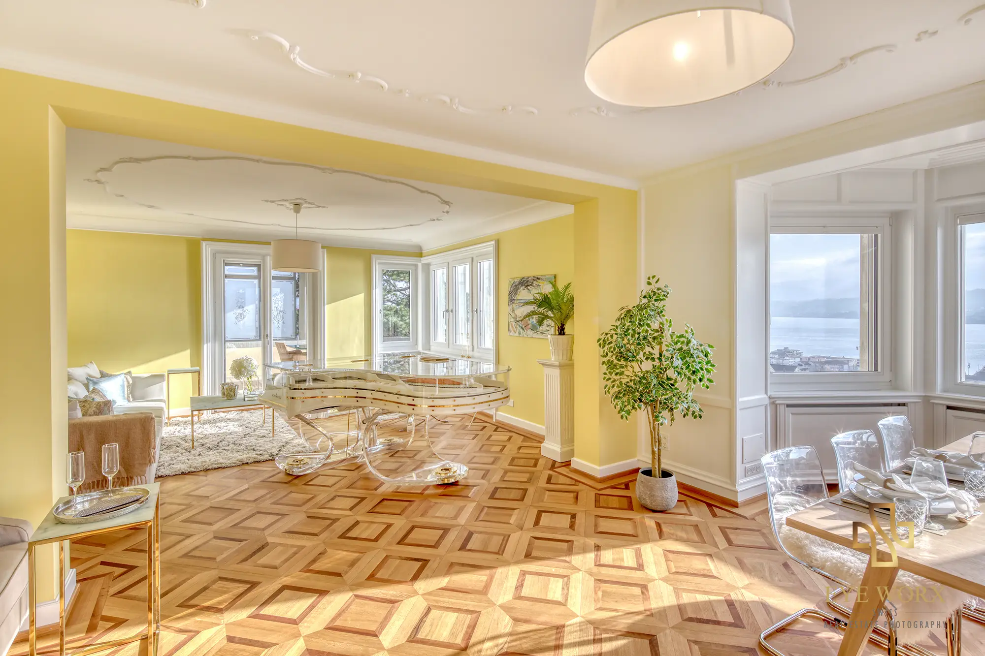 Klassischer Salon mit Stuckdecke und gläsernem Flügel – Immobilienfotografie EYE WORX