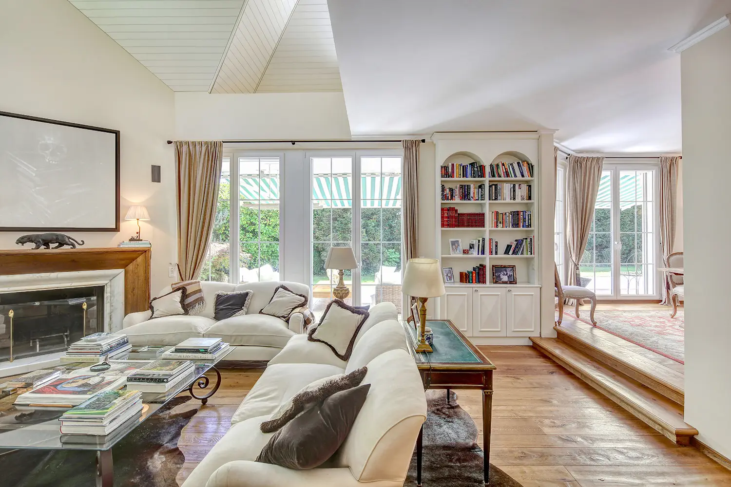 Klassisches Wohnzimmer mit Kamin und Bibliothek – Immobilienfotografie EYE WORX