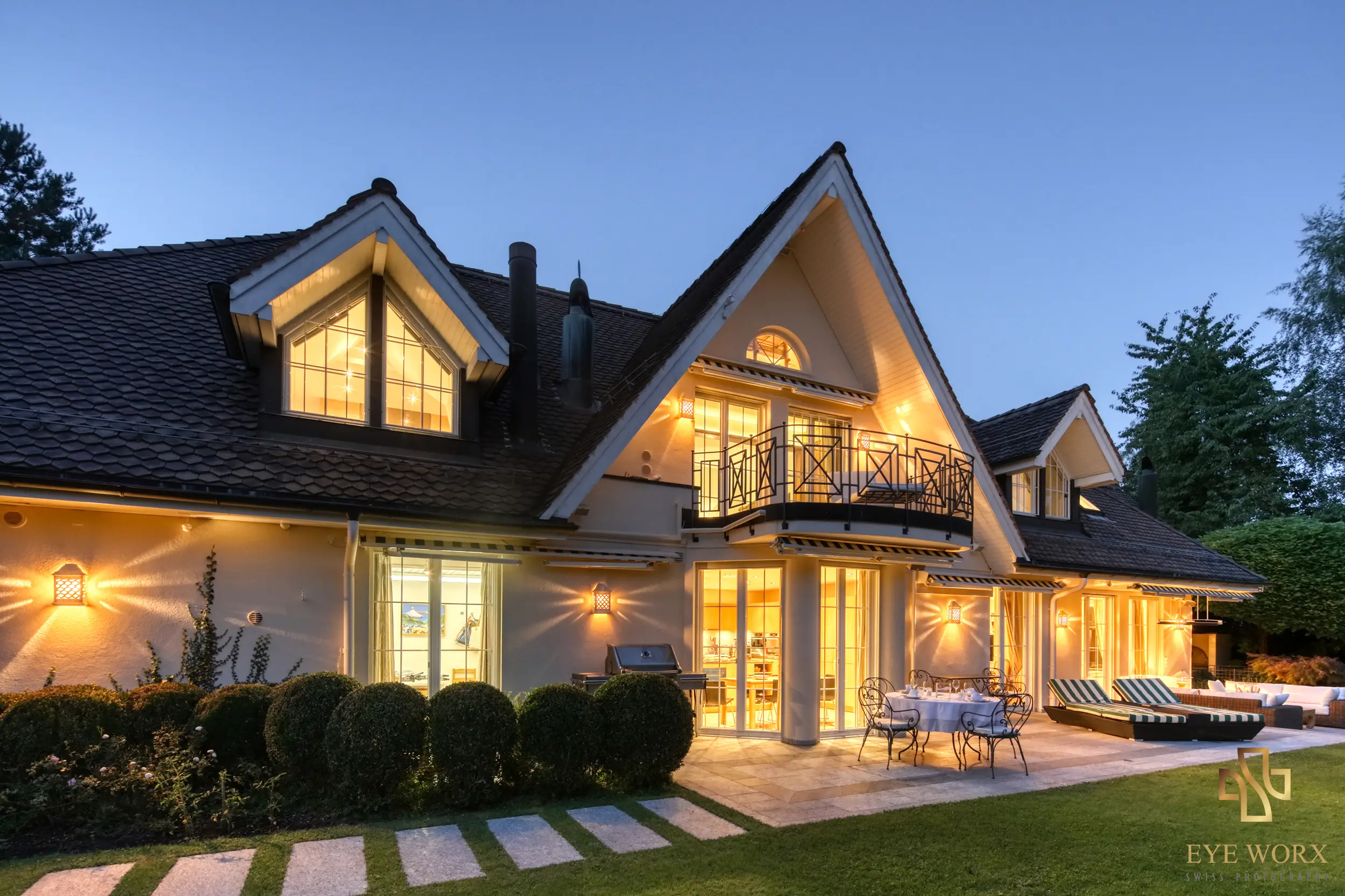 Landhaus mit beleuchteten Fenstern zur blauen Stunde – Immobilienfotografie EYE WORX